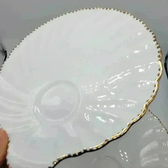 Vintage Set of 2 Gladstone Bone China Gold Trimmed Shell Plates 9" inches round - Picture 8 of 10